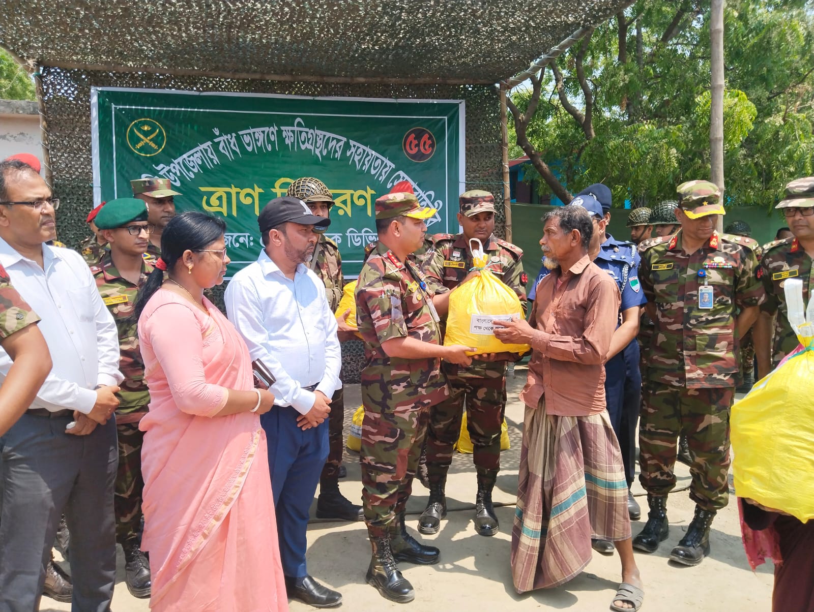 সাতক্ষীরার আশাশুনির আনুলিয়ায় সেনাবাহিনীর উদ্যোগে ত্রাণ বিতরণ